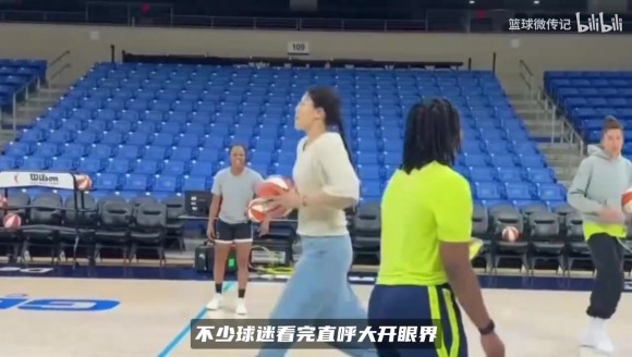 内线巨兽的射程！李月汝和佩奇比拼超远三分，这手感直接逗笑佩奇